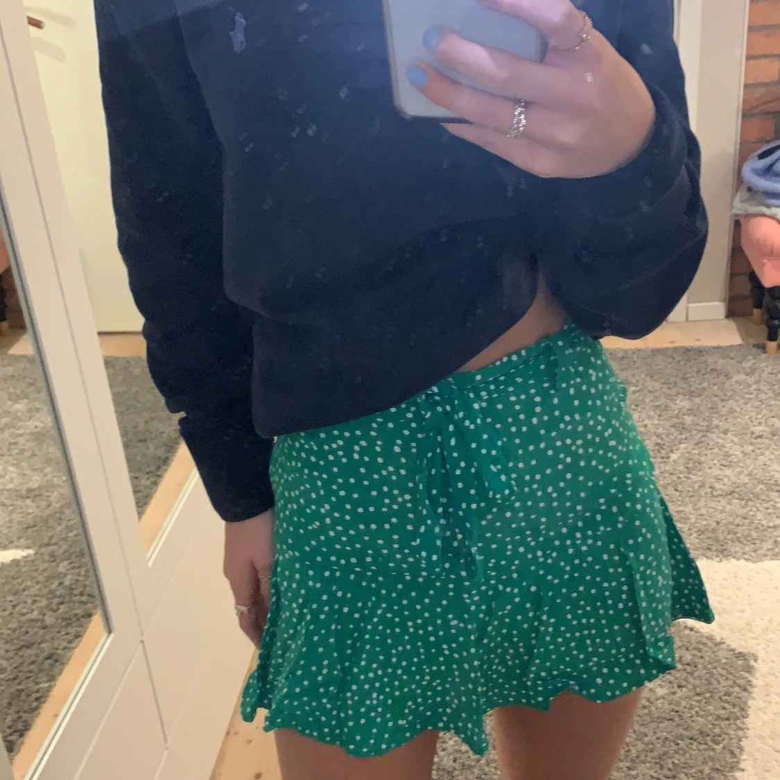 Grön prickig kjol med shorts i (liten i midjan)