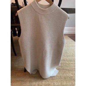 Stickad väst  - Storlek M. Använd 1 gång. 