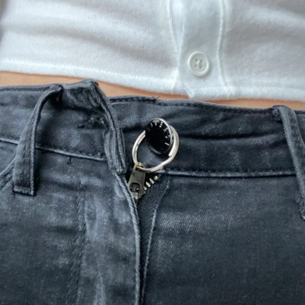 Svarta högmidjade jeans från Forever 21. Jag är 173 cm och byxorna är långa och når ända ner till anklarna. Dragkedjan på byxorna är dålig men jag använder en ring som håller den uppe. Väl använda . Farkut & Housut.