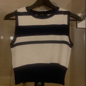 Stickat linne  - Storlek S , i vit och marinblå, riktigt najs i sommar till tex linnebyxor 