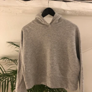 Grå hoodie - Basic grå hoodie från zara