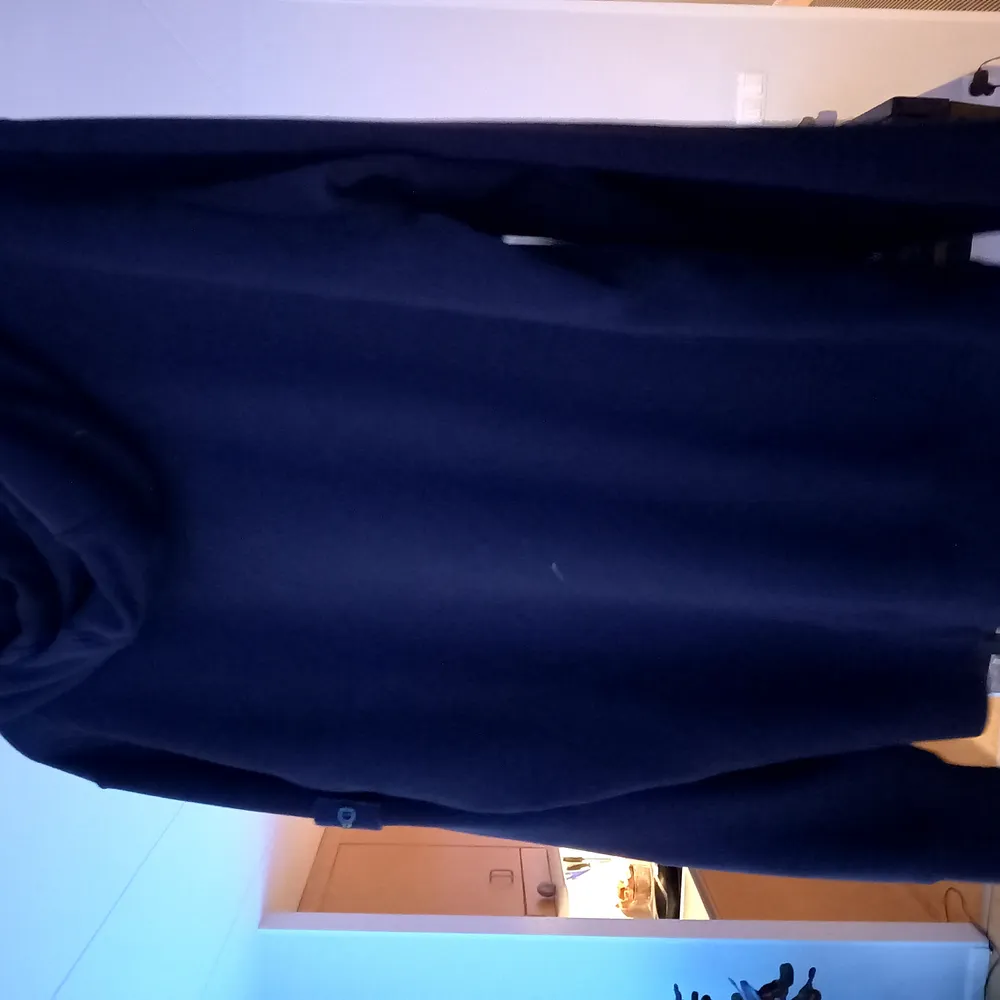Tjena jag säljer min stone Island hoodie. Färg svart Storlek L skick 9/10. Kom med bud. 1600 eller högre. Tröjor & Koftor.