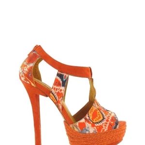 Nya klackskor strl 37 - Helt nya klackskor, storlek 37. Hämtas i Bromma eller skickas. Köparen står då för frakt 