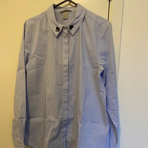 Skjortan  - Oanvänd skjortan 