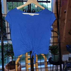 Tshirt med knytband Cubus - Vänligen läs noga innan du köper. Sval T-shirt i Royal Blue med knytband. Inköpt från Cubus i storlek XS. Köparen står för all eventuell fraktkostnad. Betalning sker innan vara skickas eller vid överlämning. Endast swish. 