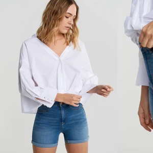 Ginatricot  - Jätte fina ljusblåa denim shorts ifrån Ginatricot i modellen Molly. Sparsamt använda men kan va lite slitningar. Säljer för 90 ink frakt skicka för egna bilder. 