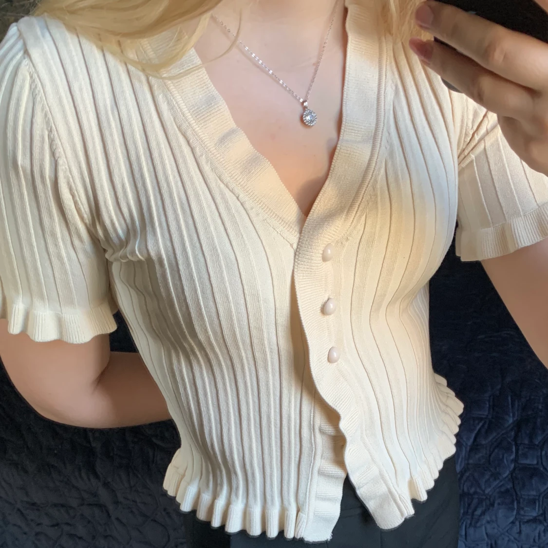 Beige topp/tröja med volanger  - 90