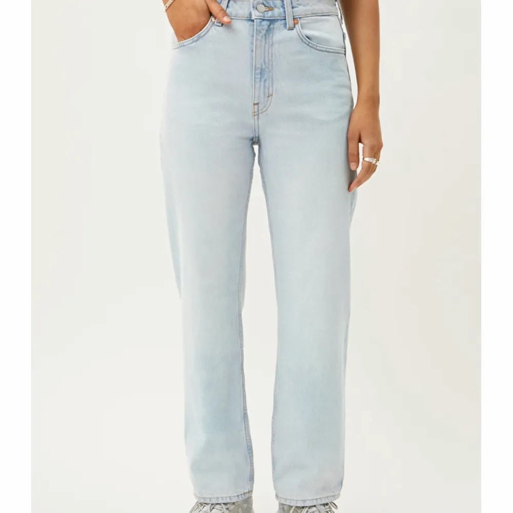 Ett par svarta jeans från Weekday i modellen voyage (se bild 2). Köpta här på plick men aldrig använda av mig då jag köpte större storlek istället! Strl 29/30🥰. Jeans & Byxor.