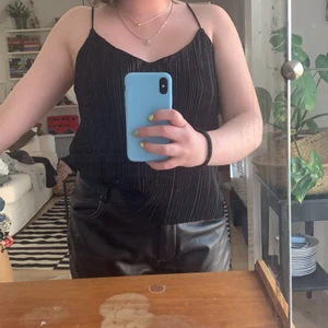 Linné, Carin wester - Ett jättesnyggt plisserat linné från Carin Wester, perfekt nu i sommar med en kjol till. Strl S🌸