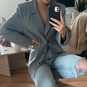 Grå oversize kavaj  - Jättesnygg oversized grå kavaj. Har två stycken nästan likadana så säljer denna. Har klippt bort lappen med storlekens. Skulle tro att det är en L ungefär. Skitsnygg att ha över en bralette eller som klänning om man är kortare. Köparen står för frakt.