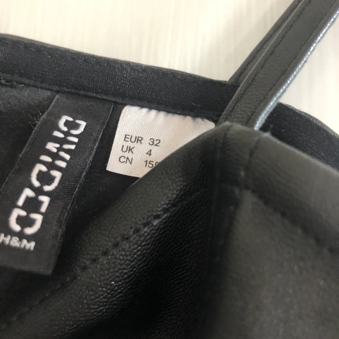 Svart klänning i läderimitation  - 91