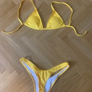 Bikini - Gul bikini från SHEIN, endast testad! Toppen passar mindre bröst och underdelen större.