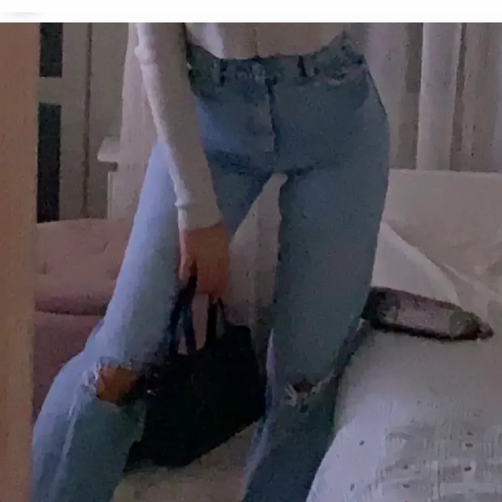 Populära ripped jeans från Zara, otroligt bra skick! . Jeans & Byxor.