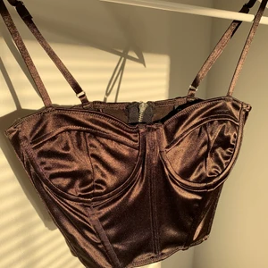 Topp - Jätte snygg brun topp, säljer då den inte kommer till användning! Storlek 34