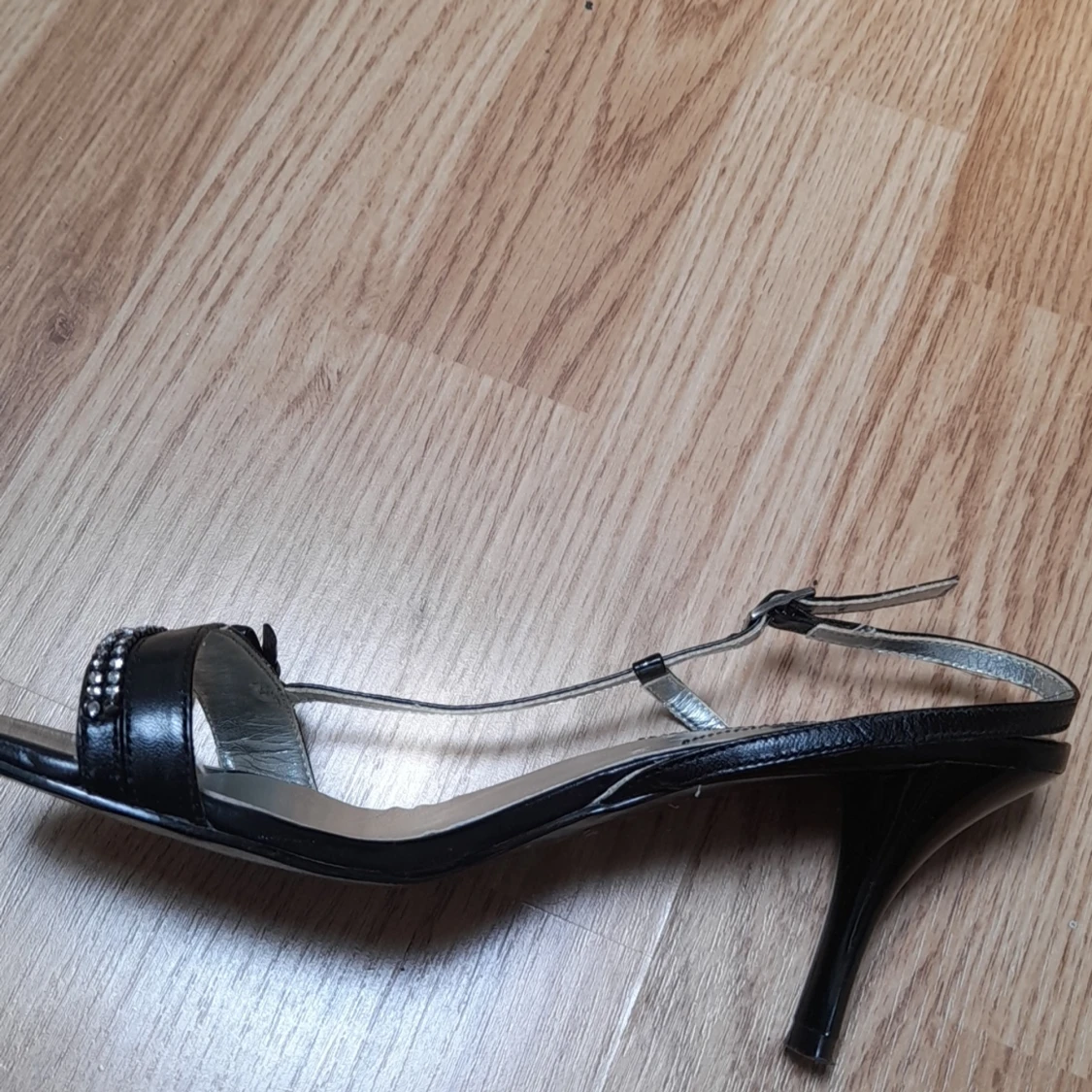Silvriga och svarta småklackskor med pärlor. - 90