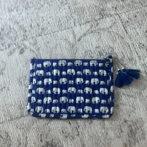 Necessär  - Mörk blå necessär med silvriga elefanter. Aldrig använd, så alltså i nytt skick. Det hänger tre små söta tassels vid trag kedjan.