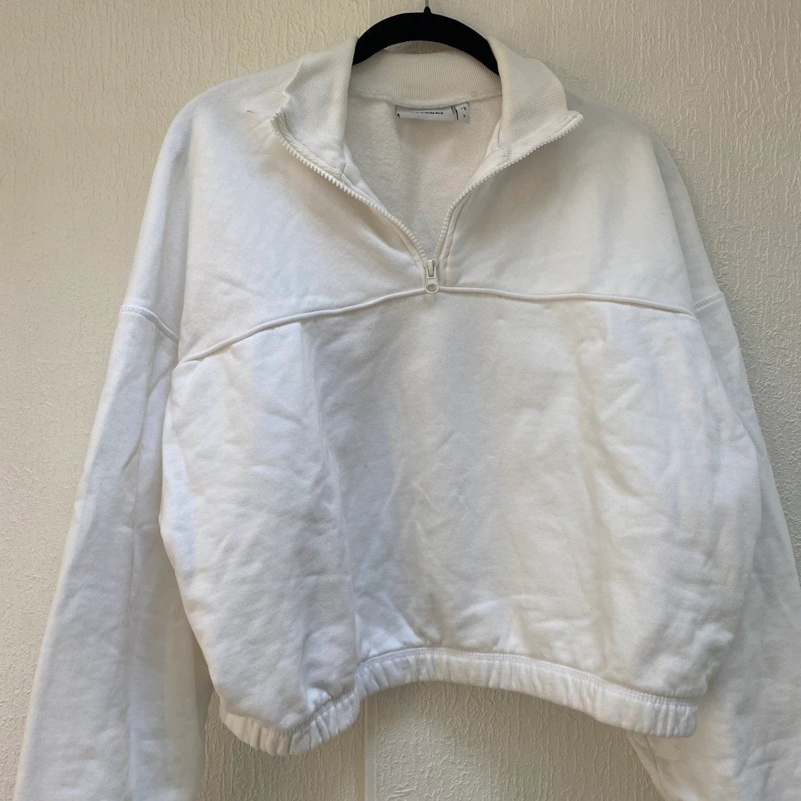 Vit weekday sweatshirt med dragkedja  - 90