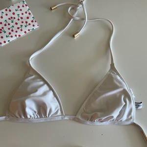 Bikini - Triangelnbikini med fina gulddetaljer från calvin Klein. Aldrig använd