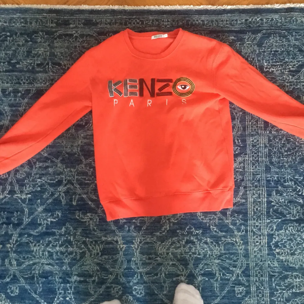 Orange kenzo tröja (ser mycket mer orange ut än på bilderna). Aldrig använd. Hoodies.