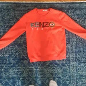 Kenzo tröja - Orange kenzo tröja (ser mycket mer orange ut än på bilderna). Aldrig använd