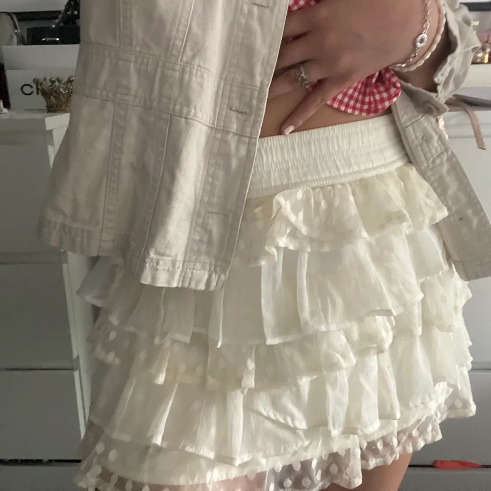 Jätteeefin vit volangkjol ifrån hollister i storlek S. Passar mig som är en 36/38 i byxor och kjolar i vanligt fall! Finns inte att köpa längre!💕 skriv vid intresse. Kjolar.