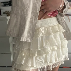 Hollister kjol - Jätteeefin vit volangkjol ifrån hollister i storlek S. Passar mig som är en 36/38 i byxor och kjolar i vanligt fall! Finns inte att köpa längre!💕 skriv vid intresse