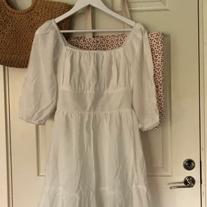 Klänning  - Så fin Sommarklänning köpt för någon månad sen och är helt oanvänd. Inte alls genomskinlig. Storlek xs