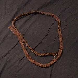 Skärp från H&M - Ett simpelt skärp från H&M, använt max 3 gånger. Brunt med guld detaljer. 15 kronor samt frakt 24 kronor