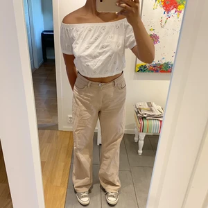 söt vit topp - en söt vit topp från monki! Knappt använd så säljer för 80kr