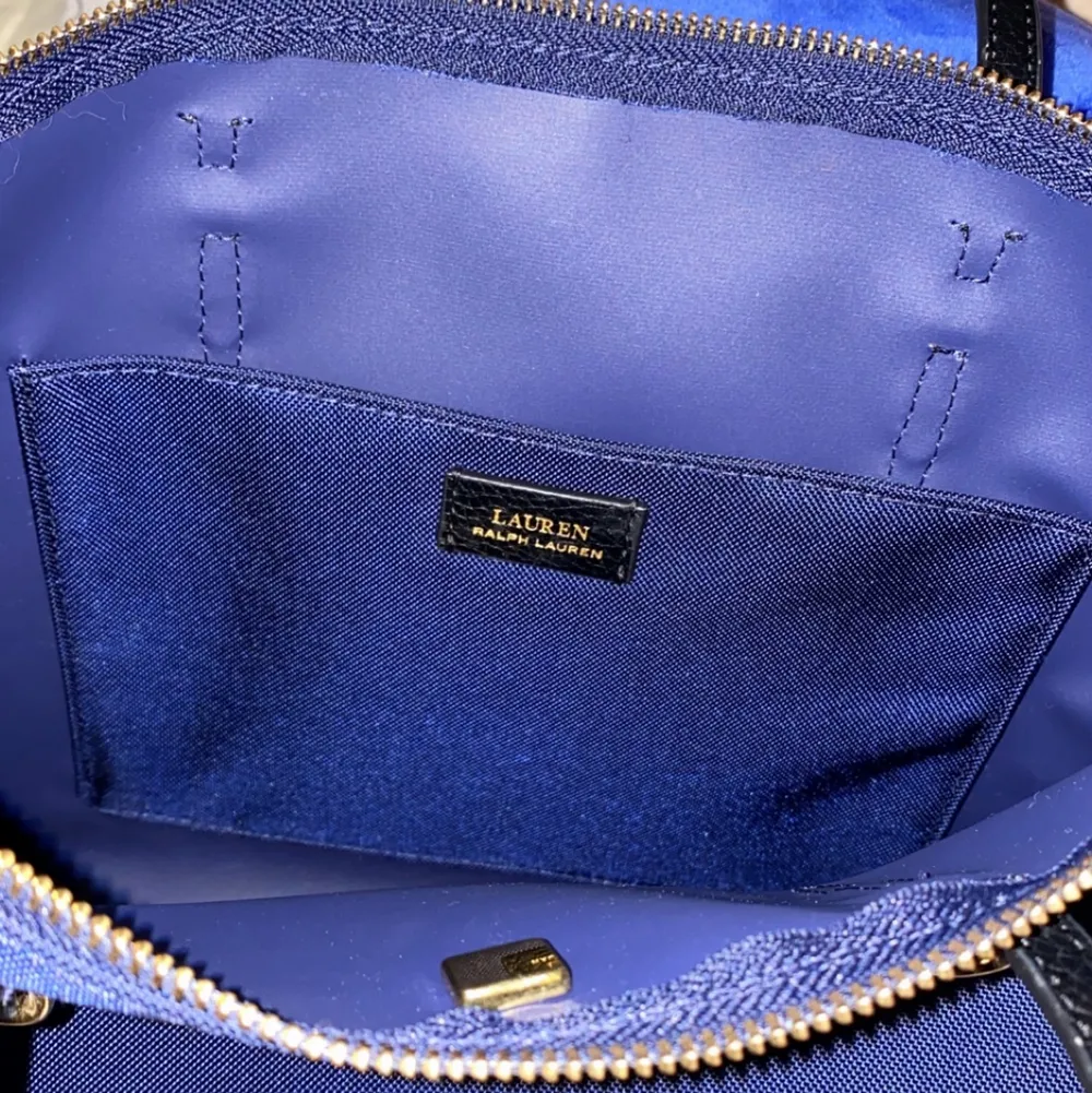 En jättefin mörkblå väska från Ralph lauren som aldrig har kommit till användning. Köpt för ca 2000 . Väskor.