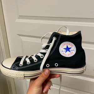 Converse svarta - Jättefint skick, storlek 37. Köp direkt för 500kr eller buda. ENDAST SERIÖSA BUD. 