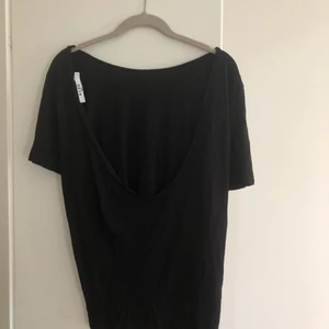 T-shirt med djup rygg, storlek S - Svart T-shirt från NA-KD med djup rygg. Använd enstaka gånger. 30kr. Kan mötas upp i Linköping annars står köpare för frakt 😊 