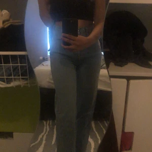 Levis momjeans - De är bra material, som helt nytt. Storlek 27. Säljer för 700kr men köpt för 1300kr