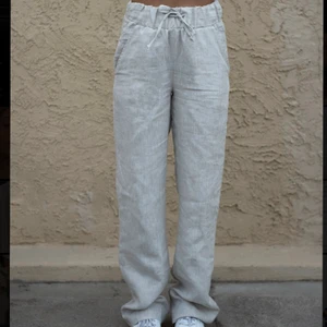 A-dsgn linen pants - Intressekoll på mina a linnebyxor från a-dsgn. Helt nya, endast testade. Slutsålda på deras hemsida. Jag kommer bara sälja om jag får bra bud❤️❤️