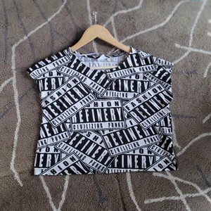 Gina Tricot crop top XS - Vänligen läs noga innan du köper. Inköpt från Gina Tricot i storlek XS. Det är en crop top alltså kortare t-shirt. Köparen står för all eventuell fraktkostnad. Betalning sker innan vara skickas eller vid överlämning. Endast swish.