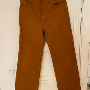 Jeans från monki - Brun/orange jeans från monki, sista bilden är bara för o visa modellen. Storlek 32 på monki vilket motsvarar ungefär M/L:)  (Köparen står för frakten)