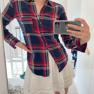 Rutig Skjorta  - Skit snygg rutig flanell skjorta från Hollister💕