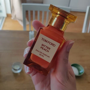 Parfym Tom Ford Bitter peach - Säljer min parfym, TOM FORD Bitter peach. Fick två i present så säljer denna. Oanvänd och har kvar original förpackningen. Nypris ligger på 2700kr och säljer denna för 2000kr. Fraktkostnaden tillkommer.
