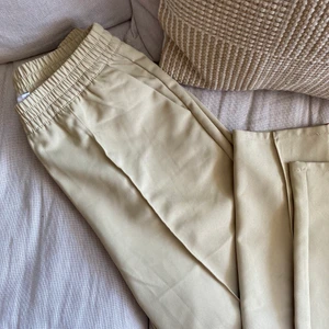 Byxor - Beiga byxor i storlek 36. Använda ett fåtal gånger, nyskick. Budgivning om flera är intresserade. Köparen står för frakten. 