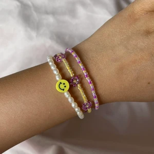 Färgglada pärlarmband blommor - Blommiga och färgglada armband. Supersöta till sommaren 🌈 strl. 17-20 cm med förlängningskedja. Obs! Ej smileyarmbandet. Se annan annons för att köpa det 💖
