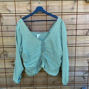 Grönblommig blus  - Säljer min jättefina blus från H&M jag köpte för ett tag sen. Den kommer tyvärr inte till användning, köpte för 200kr och säljer för 150kr + frakt. Köpt i storlek XL, men skulle säga att den sitter som L.