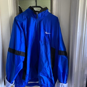 Vintage Nike Windbreaker - Fin windbreaker skön till sommarn.