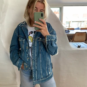 Jenasjacka med brodyr och pärlor - Skitball oversized jeansjacka från Zara. Passar grymt till festivaler och liknande :) jättefint skick! 