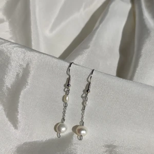 Örhängen - Dessa örhänge är handgjorda med ÄKTA sötvattenpärlor! Öron krokar är nickel fria och rostfria.  Frakten ingår inte i priset. 