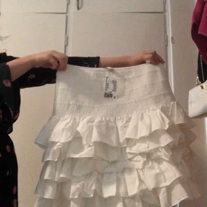 KJOL VIT STL 38 passar även 40 - Jätte fin vit kjol STL 38 men passar även 40! Helt ny med prislappen på 