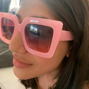 Rosa solglasögon från zara, nypris 130kr, jättefina och stora glasögon. Ljusrosa/vanlig rosa färg 