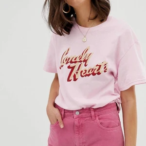 T-shirt reclaimed vintage - T-shirt från Reclaimed Vintage💗💗 Slutsåld. Köpt för 255kr, säljer för 150kr. Sparsamt använd, bra skick. Första bilden är lånad💞