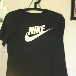 Nike tröja - Säljer en fin Nike tröja i svart färg. Det är äkta självklart. Den är i storlek S men passar mig i M. Säljes för 70kr du står för frakten 😊