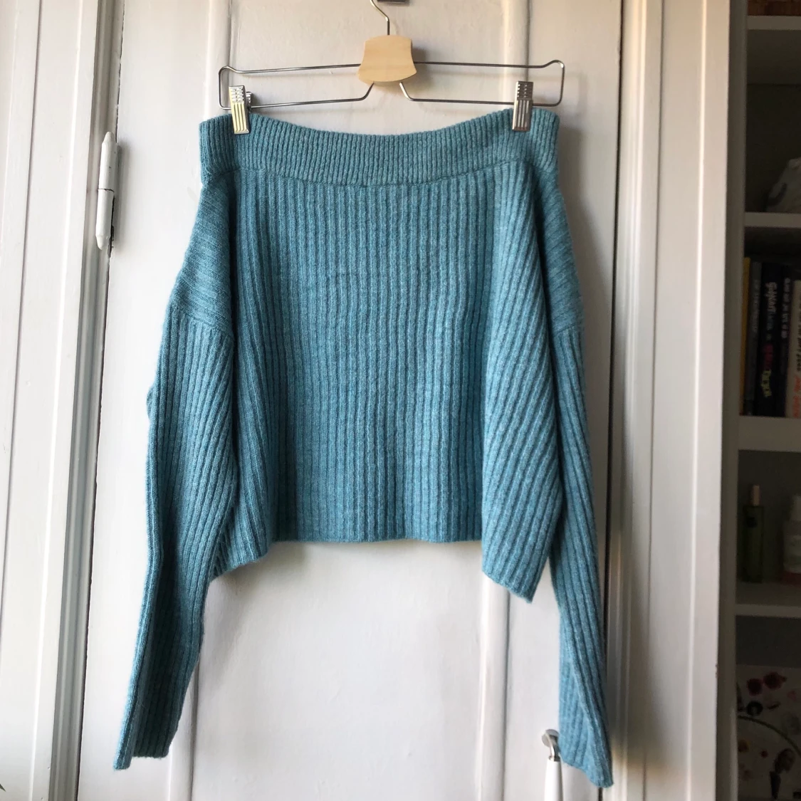 Stickad off-shoulder tröja