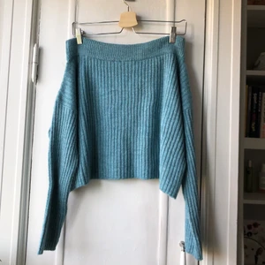 Stickad off-shoulder tröja  - Mjuk off-shoulder stickad tröja från NA-KD med ”batwing” armar. Använd 2-3 gånger.  •Storlek: M (funkar som S också) •Färg: Blå